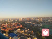 一個人活在世上，對出現(xiàn)在眼前的人事物持有什么態(tài)度，取決于他內(nèi)心的一套信念、價(jià)值觀和規(guī)則。
信念是“這個世界是怎么一回事”“事情該怎樣”，即一個人頭腦里的世界運(yùn)行法則。
價(jià)值是一件事情能給一個人的“好處”。
規(guī)則是這個人頭腦里認(rèn)為該怎么樣做才能取得價(jià)值、實(shí)現(xiàn)信念的想法。
信念、價(jià)值觀和規(guī)則統(tǒng)稱為“信念系統(tǒng)”。
信念系統(tǒng)是一個人在成長過程中，從每次的人生經(jīng)驗(yàn)中發(fā)展和積累出來的。
因?yàn)槭澜缟蠜]有兩個人的成長經(jīng)歷會完全一樣，所以每個人的信念系統(tǒng)都不一樣。
正確的人生態(tài)度是明白自己的信念系統(tǒng)只對自己有效，因此也就不應(yīng)把它強(qiáng)加于他人身上。給別人留有空間，也是尊重別人的信念系統(tǒng)的表現(xiàn)。
早安！配圖