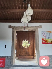 健康心理應具備的36項心理素質:
    1.思想態度
    （1）對所有的人事物都抱著“三贏”的態度：我好、你好、世界好。
    （2）常懷著“我如何能做得更好”的態度。
    （3）經常思考如何提升自己的能力。
    （4）在困難中能夠刻苦堅持。
    （5）靈活。
    （6）有創意，富于幽默感。
    2.學習提升
    （7）對很多的事物都有興趣。
    （8）有效地運用內感官。
    （9）想掌握有關的學問和知識。
    （10）多問“為什么”和“如何”。
    （11）不滿足于簡單答案而想了解更多。
    （12）有嘗試的勇氣，可以付諸行動。
    3.自我管理
    （13）自己可以做的不假手他人。
    （14）自己想要的自己去爭取、創造。
    （15）以自己能夠照顧自己為榮。
    （16）愛護和尊重自己。
    （17）有效的時間管理。
    （18）有效安排自己要做的事。
    4.人格發展
    （19）認識自己擁有和未有的能力。
    （20）能夠改變妨礙自己成長的信念。
    （21）具備有效思維的能力。
    （22）肯定自己擁有與別人一樣的資格。
    （23）尊重每一個人的界限。
    （24）認識和珍惜自己能夠做到的對世界的影響。
    5.情緒智能
    （25）明白情緒其實是來自本人的信念系統。
    （26）接受自己的情緒。
    （27）具有管理自己情緒的能力。
    （28）關心別人的感受。
    （29）明白負面情緒的正面意義。
    （30）能夠接受“失去”。
    6.人際溝通
    （31）有效表達自己的意思。
    （32）能夠主動與人接觸。
    （33）接受跟自己不同的人。
    （34）能夠妥善處理別人的不當言行。
    （35）能夠面對公眾說話。
    （36）良好的談判、辯論能力。配圖