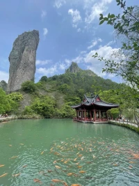關(guān)于情緒的新解讀:
憤怒是給我們力量去改變一個(gè)不能接受的情況，
痛苦是指引我們?nèi)ふ乙粋€(gè)擺脫的方向，
困難是以為需付出的代價(jià)比可收取的回報(bào)更大，
恐懼是不愿意付出以為需要付出的代價(jià)，
遺憾是以為已經(jīng)完結(jié)的事里仍有未完結(jié)的部分，
委屈是小孩將對(duì)父母的情結(jié)投射在其他人、事、物上配圖