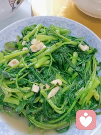 照顧好家人的胃，讓大家吃好喝好，沒啥解決不了的?。?！三杯酒下肚，敵人也變成朋友了。配圖