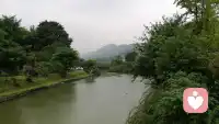 抑郁癥的癥狀前兆是什么不是所有的抑郁癥患者都有癥狀前兆，只有部分患者會有一些癥狀和前兆：例如：1、對事物的興趣喪失，情緒比較低落，容易為小事感到悲傷，感到疲倦，意志消沉。2、不怎么吃東西，或者是經常性的暴飲暴食。3、睡眠不好，容易做夢并且容易被驚醒，整天無所事事的感覺，注意力下降，自我評價低。4、感到自己活著沒有什么價值，比較自卑，沒有自信，滿滿的罪惡感。5、有過或者經常性的想過輕生。抑郁癥治療方法包括心理治療、藥物治療或物理治療。心理治療以認知療法、行為療法為主。藥物治療以5-羥色胺再攝取抑制劑為主。臨床當中應用比較廣泛的是五羥色胺再攝取抑制劑，如氟西汀，舍曲林，艾司西酞普蘭等，物理治療如采用經顱磁刺激等。配圖
