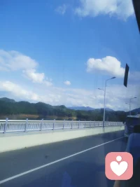 老天不给你困难，你又如何看透人心。老天不给你失败，你又如何发现身边的人是真是假。老天不给你孤独，你又如何反思自省。老天对我们每个人都是公平的，有人让你哭了，一定会有人让你笑。配图