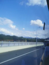 不適合的鞋子，就不要硬塞了，磨的是自己的腳；打電話對方不接，就不要一次次重撥，珍惜你的會第一時間打來；搬走的餐廳，就不要老遠過去吃了，你的時間不能一直花在追隨的路上。所有人和事，自己問心無愧就好，不是你的也別強求，其實離去的都是風景，留下的才是人生。配圖