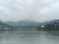 喧嚣和繁华不过是心性的耗损，独处的内省才是生命的沉淀。内有幽思，妙发为诗；我独闷闷，凝实成文。细雨缠绵，像极了情侣之间的眷恋；窗外那淅淅沥沥的雨声，何尝不是爱人之间彻夜不眠的呢喃。在这样的天气里，写几句诗，填一阕词，把自己与心灵的对话沉浸出一段文字，不必寻求外物的感应，更不用在乎别人是否理解。这本身何尝不是一场久违地清欢。境由心生，情为臆造。身体不过是思想的工具而已，能用则用，不用则修，何需自寻烦恼。配图