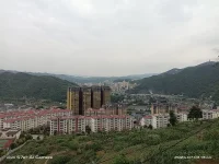 喧嚣和繁华不过是心性的耗损，独处的内省才是生命的沉淀。内有幽思，妙发为诗；我独闷闷，凝实成文。细雨缠绵，像极了情侣之间的眷恋；窗外那淅淅沥沥的雨声，何尝不是爱人之间彻夜不眠的呢喃。在这样的天气里，写几句诗，填一阕词，把自己与心灵的对话沉浸出一段文字，不必寻求外物的感应，更不用在乎别人是否理解。这本身何尝不是一场久违地清欢。境由心生，情为臆造。身体不过是思想的工具而已，能用则用，不用则修，何需自寻烦恼。配图