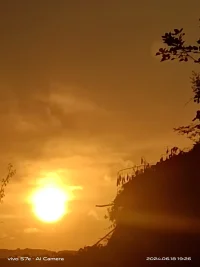 总有一些瞬间，如流星划过天际，点亮了我们内心的世界，让我们感受到生命的美丽与深邃。

当清晨的第一缕阳光穿过窗帘的缝隙，轻轻洒在你的脸上，那是自然的温柔与馈赠。你睁开眼，看见窗外那一片绿意盎然的景色，仿佛整个世界都在向你诉说着生命的奥秘。在这一刻，你感受到了生命的温暖与希望，仿佛所有的烦恼与忧愁都烟消云散了。

漫步在幽静的林间小道上，你听到了鸟儿欢快的歌声，看到了花儿绽放的笑脸。你深深地吸了一口气，感受到空气中弥漫的清新与芬芳。这一刻，你仿佛与自然融为一体，感受到了生命的韵律与节奏。你明白了，生命的价值不仅仅在于追求物质的满足，更在于享受过程中的每一个瞬间，感受生命的美好与奇妙。

当夜幕降临，你独自坐在窗前，仰望星空。那漫天的星辰如同无数的眼睛，在默默地注视着你。你感到了一种前所未有的孤独与寂寞，但同时也有一种深深的宁静与安详。你开始思考生命的意义与价值，开始感悟宇宙的奥秘与无限。在这一刻，你感受到了生命的伟大与渺小，明白了自己在这浩渺宇宙中的位置与责任。

生命如同一场旅程，我们都是旅人。在这场旅程中，我们会遇到各种各样的人和事，会经历欢笑与泪水、成功与失败。但正是这些经历塑造了我们的性格和人生，让我们成为独一无二的自己。所以，让我们珍惜每一个瞬间，感受生命的美好与奇妙；让我们勇敢地面对挑战和困难，追求自己的梦想和目标；让我们用爱和宽容去对待每一个人和事，让生命之旅充满阳光和温暖。配图