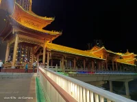 在那悠远而深邃的夜空之下，万籁俱寂之时，我仿佛能听见宇宙深处最细腻的呢喃，它们穿越光年，轻拂过每一寸渴望被理解的灵魂。月光如洗，洒落人间，不仅照亮了归途，更温柔地触碰着每一颗孤独而坚韧的心。

此刻，我站在时间的河岸，望着那缓缓流淌的过往与未来交织的河流，心中涌起一股难以言喻的感动。生命，这趟既短暂又漫长的旅程，让我们在无数个晨曦与黄昏中，学会了爱与被爱，痛与成长。每一次呼吸，都是对这个世界最真挚的拥抱；每一次心跳，都是对生命无尽的赞歌。

我们行走在人海中，或匆匆，或悠然，却总能在某个不经意的瞬间，与某个灵魂深处产生共鸣。那或许是一个微笑，一句问候，又或是一段久别重逢的拥抱，它们如同夜空中最亮的星，照亮了彼此的世界，让孤独的灵魂得以慰藉，让冰冷的夜色也变得温暖如春。

我们都在寻找，寻找那份能够触动心灵最柔软处的力量。它可能藏在书籍的字里行间，可能隐匿于自然的风光之中，也可能就潜藏在人与人之间那份简单而纯粹的情感交流里。正是这些瞬间，构成了我们生命中最宝贵的记忆，让我们在回望时，能够笑着对自己说：“这一切，都值得。”

让我们拥抱每一个当下，无论是喜悦还是悲伤，都是生命赋予我们的礼物。在每一次挑战与困境面前，不妨深呼吸，感受那份来自内心深处的力量，它告诉我们：即使前路未知，也要勇敢地迈出步伐，因为最美的风景，往往就在最陡峭的路上。

最后，愿我们都能成为自己灵魂的守护者，无论世界如何喧嚣，都能保持内心的宁静与纯净。在人生的旅途中，不断发现美好，传递温暖，让这个世界因我们的存在而更加美好。配图