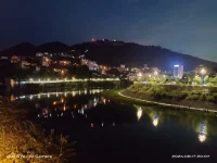 每當夜深人靜的時候，總有一兩聲風吹落葉的沙沙聲透光窗簾，侵略到夢魘的領地。此時，那種保護欲和慕強欲就分別在兩個不同的端口瘋狂的生長——“這就是大部分單身病的原理。”配圖