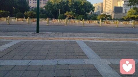 关于失眠，请听我说！\n倘若您偶尔失眠，那么请千万不要担心。因为你的生命，刚刚经历了一场过于丰盛的收获。白昼里塞进的太多风景、太多对白、太多未消化的情绪，都像迫