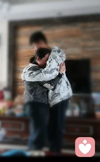 看到這張照片我莫名的感動！這是我在禮拜天的上午到來訪者家里去做的家庭教育，從開始的母子之間的爭吵不斷，到后來的深情擁抱，我用了大概兩個半小時的時間給他們做指導和溝通！母親的強勢造成孩子逆反心理主要原因！孩子覺得母親只是對他要求學習，對自己沒有關心和愛，漸漸的從手機里找到快樂，迷戀手機！現在的他依然還會有手機癮，但是好了很多，幾乎半個月不會主動觸摸手機！這次的家庭教育中，他也知道媽媽的不容易，理解了媽媽的脆弱.配圖