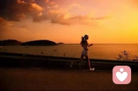 行為主義療法因為華生，被很多現代人理解為機械僵化甚至“沒人性”，因而被一些咨詢師棄之如敝履，而實際上，在心理學角度，心??行，但反過來，“行動”也會幫助調節情緒，即使已經存在因為神經癥而導致產生的軀體化癥狀，有目的的身體活動(鍛煉)也會通過緩解焦慮抑郁情緒兒讓軀體化癥狀減輕。
比如，緊張焦慮時，深呼吸是有效的調節方法，這里面有生物學意義上的科學道理，失眠時不一定要機械地數羊，也可以試試冥想，同樣會有效果。再有，讓自己走出去，健身、郊游，面朝平靜大海自然有胸懷開闊之感，環境和行為對心理是有推動力的。
心理暗示也是，如果對自己說，我能行，相信自己，人的信心會大大提升，戰士的誓言、船工的號子、激昂的歌聲……，都能助力自我療愈。
希望經歷心情低谷的每個人，都要有一個強烈的“自救”信念，那時求生欲，也是讓生命有意義的基石，然后，動起來！！！配圖