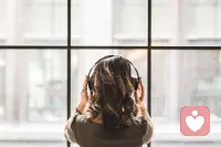 “人道主義的起點，就在于一個人面對另一個受苦的人時，心里會咯噔一聲：如果我是他呢？”——劉瑜
人與人之間最深度的連接，無非是能感知到別人的悲歡。配圖