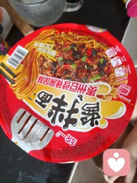 兒子說：我要吃泡面我說：太辣了兒子說：我好冷，不吃辣的，怎么能暖和??我直接無話可說了??吃東西，挖掘了，一個孩子吵架的前途配圖