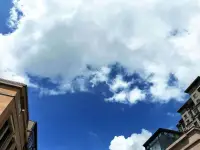 美是內心的投射。我們內心的狀況和心態會影響我們對外界事物的感受和理解。當我們心情愉悅、平靜或者充滿愛時，我們眼睛所看到的一切都會被我們的內心色彩所染，從而賦予它們更多的美感。因此，要欣賞到眼睛所看到的美，我們需要先調整自己配圖