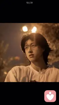 個體會自動壓抑自己本性的需求來迎合討好家長同事權威的喜好，往往面帶笑容內心痛苦憤怒怨恨反向防御配圖