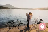 親密關系的本質是時刻要讓彼此獲益。
要維持平衡，要端水。
聽起來挺絕望的，甚至不太愿意承認。
但其實能對抗時間穩定相處下來的，都是這樣。
每一句愿意的背后，沒有多少是真的意愿。配圖