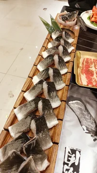 弗洛伊德學派～～

愿你有面對真實的勇氣

和迎接苦痛的力量。

當你得到所愛時，

可以品味和體驗；

當你未能得到所愛，

可以尋求和創造；

愿你逃離表象的困頓，

達到心靈的本真。

2023認真工作，虔誠愛人！配圖
