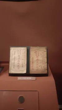 不是每個人從一開始就能抽到一副好牌
也不是每個人一路上都能開掛
在漫長的生命里，我們不用那么急于求成
找準自己喜歡的事，一點點去努力
一天天去堅持，才會有實現的可能
?配圖