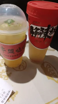 “人無法控制天氣，但下雨了避雨，風(fēng)大了加衣，天晴了踏青，自然應(yīng)對，不該有杞人憂天的焦慮，生活如常繼續(xù)。”配圖