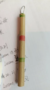 當(dāng)用一個(gè)手指指責(zé)別人的時(shí)候，別忘了總有三個(gè)手指指向自己。配圖
