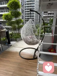 开始让人舒服的一定是言语，后来让人舒服的一定是人品。生活不全是利益，更多的是相互成就，彼此温暖，人与人的关系一定是敬于才华，合于性格，久于善良，忠于人品。无论什么关系情份被消耗殆尽，缘分便走到了尽头，把错归咎于自己，并且礼貌的退场，把自己还给自己，把别人还给别人，让花成花，让树成树，从此山水一程，从不往来，愿来生不见，不欠，不念。配图