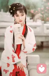 “世事洞明皆學問，人情練達即文章。”這句出自《紅樓夢》的名言，被很多人誤以為是作者的主張。這句話是符合封建正統(tǒng)思想的，是很多人追求的人生境界，也是王熙鳳、薛寶釵等卓越女性身上所體現(xiàn)的一面，實際上恰恰是作者強烈批判和諷刺的。曹公所向往的，是賈寶玉和林黛玉那樣真實的人性--愛憎分明，不加修飾，真情流露，卻往往不合時宜。現(xiàn)在的社會，人性的壓抑和異化非常普遍，這種人性的回歸愈發(fā)難能可貴。是堅持真實還是虛偽？追求自由還是桎梏？遵從理想還是現(xiàn)實？人的矛盾和痛苦很多時候是來自于這些內心的抉擇。配圖