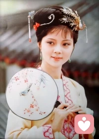 “世事洞明皆學問，人情練達即文章。”這句出自《紅樓夢》的名言，被很多人誤以為是作者的主張。這句話是符合封建正統(tǒng)思想的，是很多人追求的人生境界，也是王熙鳳、薛寶釵等卓越女性身上所體現(xiàn)的一面，實際上恰恰是作者強烈批判和諷刺的。曹公所向往的，是賈寶玉和林黛玉那樣真實的人性--愛憎分明，不加修飾，真情流露，卻往往不合時宜。現(xiàn)在的社會，人性的壓抑和異化非常普遍，這種人性的回歸愈發(fā)難能可貴。是堅持真實還是虛偽？追求自由還是桎梏？遵從理想還是現(xiàn)實？人的矛盾和痛苦很多時候是來自于這些內心的抉擇。配圖