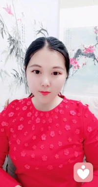 女人的幸福，不是出門(mén)有多風(fēng)光，而是關(guān)起門(mén)心情依然愉悅，繁華落盡，不爭(zhēng)不喧，素心向簡(jiǎn)，不怕路長(zhǎng)，愿你耳畔有叮嚀，晚歸燈長(zhǎng)明，目光只因一人凝！—楊絳配圖