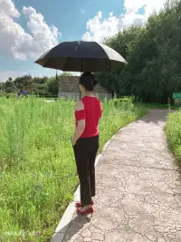 如果感覺有些焦慮，左手握住你右手的大拇指，按摩就可以讓情緒快速平靜下來
如果特別害怕，就握住你的食指，就能瞬間有安全感
如果你特別生氣，拉扯你的中指，可以平靜怒火
如果你現在特別緊張，可以摸摸小手指，可以緩解緊張
這是在心理學非常神奇的緩解方法！你可以試試
