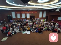 說到憤怒，很多人會覺得可怕、令人害怕和抗拒。實際上憤怒只是一個情緒而已，它和其他所有的情緒一樣。會讓我們害怕的，是表達憤怒的這個人，所附帶的其他破壞性的行為和能量。比如，表達：我很生氣，這是憤怒；摔東西、打人，也是憤怒。憤怒本身只是種情緒，它并不是一定要暴力或者極端表達。憤怒里包含著力量和自尊自重。當你不斷的退縮和被侵犯界限，你很難不憤怒。而憤怒真的不好嗎？其實凡事兩面，很多你平時無力干、懶得干、不敢干的事情，當你憤怒的時候你就可以做了，而且很可能效率很高。學習在每一次情緒升起的時候合理的表達真實的自己，所以合理的表達憤怒，而不是去壓抑憤怒，才是解決方法！配圖