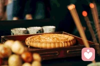 【心佛即是佛】如果看不到自己內(nèi)在的魔性（陰暗面）、人性（趨利避害，人心皆有向善?向惡可能）、佛性（光明面）要么評(píng)判?偏執(zhí)；要么內(nèi)耗?沖突；要么壓抑?疏離；直到更大的痛苦去喚醒你：去和解和穿越這些人生重要議題而內(nèi)心的良知與高貴，不應(yīng)成為自身與外部世界沖突的根源和理由就像實(shí)修拜佛，有人說(shuō)，你拜下去的那一刻，拜的其實(shí)是自己，因?yàn)槟巧钌畹囊话荩桶炎约簝?nèi)心的傲慢、我執(zhí)、評(píng)判全部放下了配圖