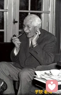 荣格在湖边玩沙子，石头……

荣格一定是听到了内在儿童的召唤，于是就一起“玩”了起来，积极想象也就在这自由、自在、自然的游戏中发生了。无意识自主地发生着，荣格是在跟着无意识的意愿和内在儿童的想法做着具有创造性的“幼稚的游戏”。

荣格真的做到了——他做到了有意识地观察和“顺从着”无意识内在儿童的引领。外界的塔楼在一点点建设起来，内在的无意识在一点点地整合起来，之前的窘迫迷失、混乱无序终于涌现出另一番世界。荣格说：“这一刻是我命运的转折点”。

心理沙盘这一以儿童为中心的心理疗法，不仅能够为中小学生心理鍵康的培养提供很好的平台，也为中小学的字校心理咨询创造了一种有效的干预方法。从事中小学心理咨询工作的教师可以根据学生的具体情况，将这一方法灵活地运用到学校心理咨询的实践中，相信心理沙盘可以发展出更大的、更富有创造性的作用。配图