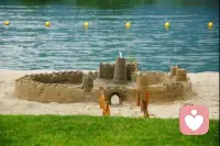 荣格在湖边玩沙子，石头……

荣格一定是听到了内在儿童的召唤，于是就一起“玩”了起来，积极想象也就在这自由、自在、自然的游戏中发生了。无意识自主地发生着，荣格是在跟着无意识的意愿和内在儿童的想法做着具有创造性的“幼稚的游戏”。

荣格真的做到了——他做到了有意识地观察和“顺从着”无意识内在儿童的引领。外界的塔楼在一点点建设起来，内在的无意识在一点点地整合起来，之前的窘迫迷失、混乱无序终于涌现出另一番世界。荣格说：“这一刻是我命运的转折点”。

心理沙盘这一以儿童为中心的心理疗法，不仅能够为中小学生心理鍵康的培养提供很好的平台，也为中小学的字校心理咨询创造了一种有效的干预方法。从事中小学心理咨询工作的教师可以根据学生的具体情况，将这一方法灵活地运用到学校心理咨询的实践中，相信心理沙盘可以发展出更大的、更富有创造性的作用。配图