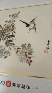什么是心理异常？

心理异常变或称心理变态，它是指心理活动的水平和品质都比一般的人差，它是心理发展的一种缺陷，如智力落后，精神病患者等。
心理异常具体表现在心理活动的各个方面：

1、在感知觉方面，或五官的感觉迟钝，如色盲、弱听、味觉不灵等等；或感觉过分敏感，如微小声音就引起激动不安；或产生错觉，如走夜路时把一棵树当成人或鬼；甚至产生幻觉，表现听到死去亲人的呼唤，看到不存在的东西等等。

2、在记忆方面，记东西困难、容易遗忘、记得慢忘得快，甚至患忘症，如把过去的东西全忘，或者只能记住以往的，不能记住现在的。

3、在思维想象方面，思维水平低，如一个十岁的孩子在回答5+3=？的问题时，还要数手指；思维迟钝，思想混乱，语无论次，妄想，认为有人要害他、或者是自己得了不治之症。

4、在情绪方面，包括情绪麻木、没有反应；或是情绪不稳定、喜怒无常，持久的紧张、焦虑和恐惧；整日愁眉苦脸、悲观失望等等。

5、在意志方面，包括缺乏主见，应该作决定时犹豫不决或盲从；或一意孤行，缺乏灵活性，缺乏自制力，易冲动等等。

6、在性格方面，过于内向，离群，对他人和集体漠不关心，只考虑自己、妄自尊大、虚荣心重、妒忌猜疑，虚伪狡诈、损人利已、过度羞怯等。

分享一下我哥的作品【中国书法协会副会长刘云林】