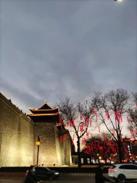 抑郁症的爆发和性格特点有着主要的关系，换句话，即便心结打开了，情绪上会有一定的改善，但是主体的抑郁症状仍然会还在。

抑郁症的真正治愈，一定是需要完善性格的这才是根本的。所以，认识自己的性格，改正自己的性格。

与其把抑郁症看作是一件纯粹的坏事，不如把它同时当作一个更好的认识真正自我和完善自己性格的契机。配图