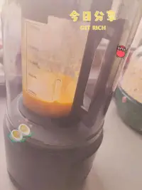 ?生活甜不甜
?不取決于生活的本質(zhì)
?而取決于你看生活的本質(zhì)
?你怎樣，你的生活便怎樣
??早上好，又是元?dú)鉂M滿的一天配圖