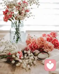 夫妻是大樹，孩子是小草，有任何風吹草動，大樹都會為小草遮風擋雨。一個家庭的安穩與幸福，最直接影響的就是孩子。如果一個家不和諧，每天充斥著抱怨和仇恨，那孩子見到的就必定不是陽光和笑容。每個自卑的孩子無疑不是有著原生家庭的負累，家庭的任何不幸最終都會落到孩子頭上，甚至那種傷痛會伴隨他的一生。配圖