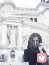 為什么自律很重要？可能你在生活中遇到過許多這樣的時刻：本想著今天就把手里的工作做完，但硬是拖到加班；規劃好了一周的安排和任務，但總是周四周五通宵才做完；天天都告訴自己要早睡早起，健康飲食，但總是在深夜里還看著手機，總是在炸雞店門口走不動路。這樣的生活也不是過不下去，你可以在deadline前的一個小時里完成一份出色的策劃；也可以在周末用懶覺補足睡眠，甚至可以僅用一天便完成一周的工作。但長此以往，你收獲的真的是快樂嗎？當deadline宛若催命咒語一般壓在你的心頭時，沒有完成工作規劃的你的身上更多的會是壓力和自責，會是緊張和不快。每一個有責任感的人都會因為自己沒有按時完成任務而感到壓力，而壓力，就是心理問題的溫床。想象一下一個背負著壓力生活的人，和一個按部就班步步為營的人，誰的生活更快樂便是顯而易見的了。生活已經給了我們太多坎坷，所以在我們能夠安排生活的時候，自律就顯得無比重要。自律不是格式工廠般將每一個人都壓成大小一致的方塊，而是讓每一個人都更有自己的目標和方向，讓注重自律的人更快樂，讓自律的生活更輕松。有句話說得好：“你對自己越嚴格，未來的路便越寬闊”，這話乍一聽非常矛盾，但如果你細細想來，這話其實非常有道理。每一個成功的人，都是對自己有要求的人，他們一步一步地靠近，最后實現了自己的夢想，他們生活得自信，真實，且怡然自得。這份舒適和享受并不一定是因為他們出身豪門，但一定是因為他們進行了嚴格的自我管理，所以才能在自己想走的路上暢行無阻。著名法考講師羅翔說：“快樂是有質和量的區別的，如果看成人雜志能給你帶來快樂，聽相聲也能給你帶來快樂，看莎士比亞好像也能給你帶來快樂，那哪一種快樂更能讓你快樂？如果現在圖書館只能留一本書，留給你的子孫后代，你會選擇留成人雜志還是莎士比亞？你會選擇莎士比亞。這個故事告訴我們，越能體現人性尊嚴的快樂，越是一種最大的快樂。有很多快樂是放縱的快樂，也有很多快樂是降低了人性尊嚴的快樂。而越能體現人性尊嚴的快樂，越是一種最高級的快樂。我們之所以讀書，行路，其實就是希望我們能不斷地去享受高級的快樂。當你享受高級快樂時，你并不會失去低級快樂，但是如果你的眼光永遠只關注地下，你永遠不會知道向上看有多么快樂。如果你此時也這么想，那么你就該明白：是時候讓自律成為你的優點了，自律不該是你時有時無的短期陪護，而應該成為你的習慣。配圖