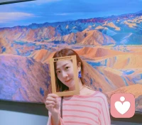 情感勒索的接受者有什么特點呢？接上篇～～4高同理心的人：同情和憐憫，是人類的高貴品質，它讓我們和別人建立深度的情感聯系。但過高的同理心，往往讓我們為了別人而放棄自己的利益和快樂。5自我懷疑者：中國人強調自我反省，這是儒家大背景文化下的一種品德。但過度自我反省，就很容易演變成自我懷疑，從而讓他人有機會去支配我們的感覺和認知。這種情況經常發生在我們和某種權威者或關系上位者人之間的互動中，比如父母、戀人。你一定經常聽過父母這樣的論調：“你這么想是不對的，我們吃過的鹽比你吃過的飯還多。”以此來要求你，要按照他們的規定來做事。如果你是一個對自我不夠堅定的人，很容易因此被情感勒索者所支配。6自我勒索者：情感勒索大部分時候需要雙方的配合，但有時，情感勒索只需要一個人就可以完成。因為我們過于聰明的大腦，總是能幫我們搭建很多故事情結，讓我們以為我們心里所設想的，就是真實的存在。前面很大一部分，似乎都是在講，我們需要為別人的情緒、快樂負責，而很少考慮自己。但這些“為別人負責”的背后，真相往往是，我們不愿意為自己負責。世界越來越復雜，個體卻越來越孤獨。人們需要一些穩定和歸屬感的東西，他們需要拼命融入大眾，或者尋找比自己更有力量的權威者，尋求他們的保護。人們希望有人能夠承擔起他們面對這個未知世界的責任，故而，從那種虛無感，走向另一個極端——屈服。所以，我們會在意別人的眼光，聽從他人的聲音，這是因為我們希望能夠被他人所接納，成為更具力量的群體性的一部分，而不用自己單槍匹馬面對這世界無盡的未知。這是社會發展形態下的一種產物。因為渴望安全感，所以人們愿意交出部分的自我，以便獲得自己所需要的安全感。而在這過程中，就是情感勒索發生的最好時機。配圖