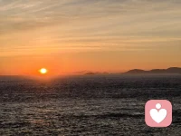 面對情感勒索，我們要怎么辦呢？了解了自己的人格狀況還遠遠不夠，只有了解情感勒索者他們的真實面貌，你才能知己知彼，更有底氣。除此之外，情感勒索和被勒索，常常會在同一個人身上出現(xiàn)。那些被錯誤對待的方式，就好像我們習得的習慣一樣，往往也會成為我們身上的特點。這也是為什么大家常說：我終于成長為自己討厭的人。所以，在這之前，了解情感勒索者的真實面貌，能夠幫助你保持覺察，從而擺脫情感勒索的困境。任何讓情感勒索者有失去感的事情，都會引起他非常大的反應。具體表現(xiàn)有幾種：1、對挫折的容忍性低大多數(shù)人被拒絕之后，都是可以接受的。雖然有些可能會讓我們傷心一段時間，但只要關系正常，彼此協(xié)商和溝通，一切都會過去。但情感勒索者采取的方法截然不同。對他們來說，挫折并不導致協(xié)商，而是誘發(fā)了巨大的壓力和威脅。挫折讓他們聯(lián)想到失敗，或者對失去的恐懼，所以，他們很容易把挫折當成一種警示。如果不立馬采取行動，他們會面對無法忍受的結(jié)果。所以，他們經(jīng)常會采取攻擊性的方式，去獲得他們所想要的。2、對情感勒索手段的依賴對于情感勒索者來說，不論他們的外在有多富足，他們的內(nèi)心都是匱乏的。因為他們害怕失去的心態(tài)，導致他們經(jīng)常依賴勒索的手段，以維持他們的安全感。如果引起他們焦慮和失去恐懼越強，他們就越容易使用情感勒索。3、貶低別人情感勒索者還會通過貶低別人來降低他們失去的痛苦。對于不可避免的失去，他們發(fā)展出一種有效的緩解疼痛的方法，就是貶損對方。比如因為無法忍受失去戀人，開始說她的壞話，把她變成一個毫無價值的人，這樣或許就能降低失去的恐懼。這有點像中國的古話：“吃不到葡萄說葡萄酸”。4、小題大做這是一種明顯的聯(lián)想和夸大的手法，通過渲染，讓你重視他們的需要，從而讓他們逃避對可能失去的痛苦。情感勒索者會有一套完整的邏輯，將自己的行為合理化，然后說服你。就像父母認為對小孩小以懲戒是有利于培養(yǎng)他們的人格一樣，情感勒索者也會相信，他們對我們的懲罰是對我們有幫助的。所以，即便我們受到了傷害，他們還是認為他們在幫助我們讓自己變得更好。配圖