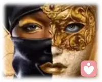 社會中每個人都戴著面具生活，因為在這個社會中生存是有目的的。但在家里不一樣，在家里，你想摘下厚重的面具，展露真實的自我，然而，如果家人不能接受你真實的那部分，就會產生爭吵，這也是為什么人往往對外人很好，卻對家人態度很差的原因。你不能接受我，那我也不能接受你，兩股力量一旦對立，家庭矛盾就會愈演愈烈。

當然也有外面的面具回到家也摘不下來的，這往往是外在面具比較獲益的時候，比如當老師的回家還想教訓人，當警察的回家還想調查人，當官的回家還想讓別人都奉承巴結著，當軍人的回家還成天以家國利益至上......

其實，我們最需要做的是，在外帶好面具；在家摘下面具，真實地做自己，也接納真實的家人，因為家人你都不愿意接受，你想讓她到哪里去？她要么出去找能接納自己的人，要么跟你吵架，要么自殘，要么去找尋神靈的庇佑。配圖