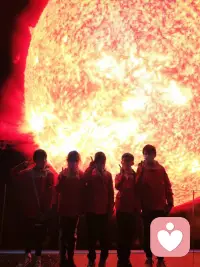 紀伯倫
《你的孩子，其實不是你的》

你的孩子，其實不是你的孩子
他們是生命對于自身渴望而誕生的孩子

他們藉助你來到這個世界，卻非因你而來
他們在你身旁，卻並不屬于你

你可以給予他們的是你的愛，卻不是你的想法
因為他們有自己的思想

你可以庇護的是他們的身體

卻不是他們的靈魂
因為他們的靈魂屬于明天

屬于你做夢也無法達到的明天

你可以拼盡全力

變得像他們一樣

卻不要讓他們變得和你一樣
因為生命不會后退

也不在過去停留

你是弓，兒女是從你那里射出的箭
弓箭手望著未來之路上的箭靶
他用盡力氣將你拉開，使他的箭射得又快又遠

懷著快樂的心情

在弓箭手的手中彎曲吧
因為他愛一路飛翔的箭

也愛無比穩(wěn)定的弓配圖