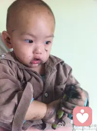 胡適先生寫給兒子的信

??我養育你，并非恩情，只是血緣使然的生物本能；所以，我既然無恩于你，你便無需報答我。反而，我要感謝你，因為有你的參與，我的生命才更完整。

我只是碰巧成為了你的父親，你只是碰巧成為了我的女兒和兒子，我并不是你的前傳，你也不是我的續篇。你是獨立的個體，是與我不同的靈魂；你并不因我而來，你是因對生命的渴望而來。

??你是自由的，我是愛你的；但我絕不會“以愛之名”，去掌控你的人生。

??如果你心煩了，沒有了方向，我一直在這里等著陪伴你一起去探索前方的路。配圖