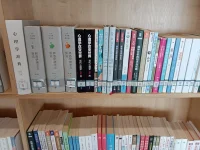 人生每天都要笑，生活的下一秒发生什么，我们谁也不知道。所以，放下心里的纠结，放下脑中的烦恼，放下生活的不愉快，活在当下。人生喜怒哀乐，百般形态，不如在心里全部淡然处之，轻轻一笑，让心更自在，生命更恒久。读心理学改变世界，读书改变命运！