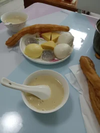 人失恋的时候

感觉世界处处是暗淡

心情百般伤感与无奈



当你一次次

与爱擦肩而过的时候

你会怀疑自己的人生

怀疑自己与爱无缘

在渺茫与失落叹息



其实，你不要气馁

上帝让你来到人世间

总有温暖的人，来到你身边

与你共同完成这一生

与你共享关于你的风景



总会有那么一个人陪着你

即使你踏着荆棘行走

也不感觉痛苦、劳累

你会充满希望往前走！往前走



有人可伴，有泪可落

有苦可倾诉，人间才不悲凉

一句贴心话，一次拥抱

也可能一次无偿的给予

这些点滴的温暖

有一天，总会来到你身边



相信自己，相信未来

相信每一个人都会遇到

无论多大岁数

相信人间有温暖

相信人间值得深爱