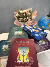 這句話值得我們好好的琢磨，為什么很多人四五十歲，五六十歲了，依然活得像一個孩子一樣，他不能夠成為全家的定海神針，他成為全家最大的不確定性的來源，就是每次掀起風暴，不是因為小孩子做錯了事，而是因為大人突然不高興了，你不知道觸動了大人的哪一根神經，這個家突然之間就鬧起來了，原因就是他持續不斷的需要別人來安撫他，他沒有學會在人生成長的過程當中去調節自己的情緒。正常人是你越長大，你越成熟，你越不需要別人過多的安慰，你需要一些正常的情感鏈接就夠了，但是，沒有長大的孩子就會一直極度渴望這個東西。配圖