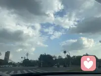 在等红灯的过程，看云在天空中飘着，感觉无忧无虑，变化多端...

在忙碌的工作中，抽个时间，来一杯美式，感觉平静而放松...