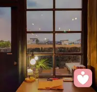 《生命的燈盞》
事事不順的他去拜訪一位高僧。高僧問：“一盞燈什么時候最亮？”
“同一盞燈，什么時候光亮不都是一樣的嗎？”他說。
高僧把他帶到一個黑暗的房間，點亮一盞燈，燈光很快就把整個房間照亮了。
然后，高僧手持燈盞，走出房間，走到陽光底下。“同是一盞燈，在陽光中，我們似乎感覺不到它的光亮。”高僧說，“但越是黑暗的時候，一盞燈的光芒越能將人們照亮；越是黑暗的時候，一盞燈的光芒越顯得彌足珍貴。所以，越是黑暗的時候，越不能熄滅了生命的燈盞，越要點亮人生的光芒。這光芒是什么呢？這光芒就是理想、信念和希望，還有對生命和生活的熱愛和渴望。有了這光芒，就能照亮我們人生的天空和方向。”配圖