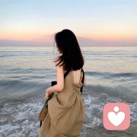 心理学上有一个概念投射。投射指的是一个人将内在生命中的价值观与情感好恶影射到外在世界的人、事、物上的心理现象。更好理解一点来说就是，别人怎么看你，其实和你没有什么关系。比如一个人喜欢你，只是因为你做了符合他的审美和期许的事，他不喜欢你也是同样的道理。所以，不必为了别人的期许勉强自己，把自己弄得很难受。无论你做什么，无论做得好坏，都一定有人喜欢，有人不喜欢，既然如此，不如安心做自己就好。配图