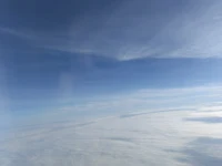 最近一個星期去旅行，在回來的飛機上遠望天空。白色的云彩像地面上的雪山，藍色天空像大海。飛機每飛一個高度又是一個空間。此刻讓我悟到：人其實很妙小，見識認知也是很狹窄。需要像飛機一樣，飛到每一層高度，才看到每一層的景象。人的認知也一樣，高度不同，認知不同。配圖
